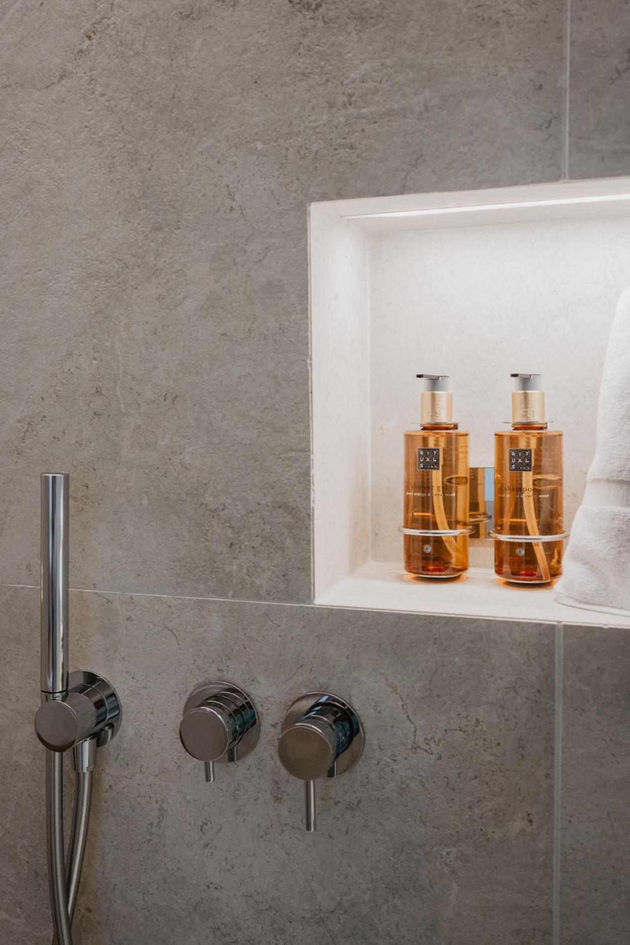 Hotel Petit Luxe Terrassa Dış mekan fotoğraf